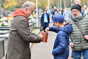 Listopadowa kwesta na gdyńskim cmentarzu komunalnym - prezydent Gdyni Wojciech Szczurek, fot. Michał Puszczewicz