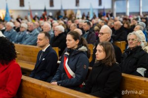 W uroczystej mszy uczestniczyła gdyńska młodzież. Na zdjęciu także gdyński radny, Dawid Biernacik