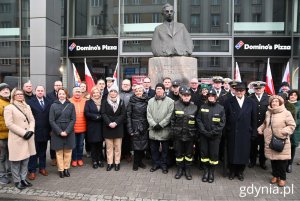 Z okazji 136. urodzin Eugeniusza Kwiatkowskiego pod pomnikiem kwiaty złożyli parlamentarzyści, wiceprezydentka Gdyni Oktawia Gorzeńska, dyrektor zarządzający ds. kultury i aktywności mieszkańców Mariusz Bzdgęga, wiceprzewodniczący Rady Miasta Gdyni Jakub Ubych i Ireneusz Trojanowicz wraz z radnymi (fot. Magdalena Starnawska)