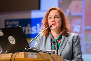 Konferencję prowadzi Joanna Luberadzka-Gruca // fot. Karol Stańczak