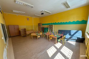 Meble stojace na środku sali przyglotowanej do malowania