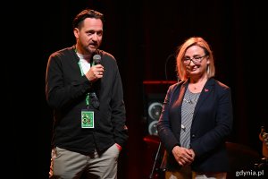Od lewej: Piotr Pucyło - dyrektor artystyczny Globaltiki oraz Ewa Lamża - dyrektor zarządzająca festiwalu przemawiający przed koncertem otwarcia 