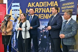 Od lewej: prezydent Gdyni Aleksandra Kosiorek, Piotr Borys - sekretarz stanu w Ministerstwie Sportu i Turystki, Piotr Borawski - zastępca prezydent Gdańska ds. mobilności i bezpieczeństwa oraz Robert Korzeniowski - wielokrotny mistrz olimpijski i doradca ministra sportu i turystyki ds. Strategii Rozwoju Polskiego Sportu 2040 podczas briefingu prasowego przed warsztatami dotyczącymi tworzenia Strategii Rozwoju Polskiego Sportu 2040