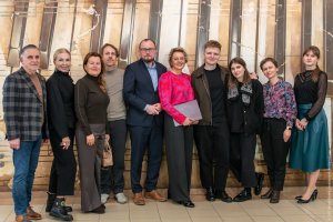  Na zdjęciu m.in.: Mariusz Bzdęga, dyrektor zarządzający ds. kultury i aktywności mieszkańców, radny miasta Łukasz Piesiewicz, Joanna Rutkowska, dyrektor Szkoły Muzycznej I i II st. im. Z. Noskowskiego i Karolina Klawitter z Gdyńskiej Rady Kultury