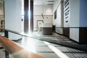 Sala Obsługi Mieszkańc&oacute;w w Urzędzie Miasta Gdyni po remoncie (fot. Kamil Złoch)