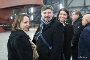 Radni miasta Larysa Kramin, Dominik Aziewicz oraz wiceprzewodnicząca Rady Miasta Gdyni Mariola Śrubarczyk-Cichowska podczas spotkania z premierem w PGZ Stoczni Wojennej
