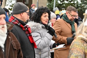 Prowadzący i uczestnicy Orszaku Trzech Króli na jednej z gdyńskich ulic. Wśród nich Inocenta Nycz - kierowniczka Urzędu Stanu Cywilnego w Gdyni 