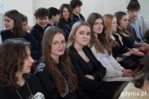 Uczennice II LO na auli podczas obchodów dni patrona