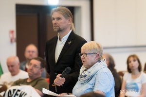 Na zdjęciu widać mieszkankę Gdyni wraz z moderatorem dyskusji o planie ogólnym miasta Gdyni.