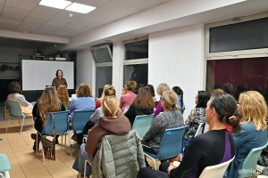 Kinga Fromlewicz &ndash; menoedukatorka podczas spotkania &bdquo;Twoje ciało w nowym rytmie. O perimenopauzie i menopauzie&rdquo; w ramach cyklu &bdquo;Marzec Kobiet: Port Dobrostan&rdquo; wraz z uczestniczkami prelekcji