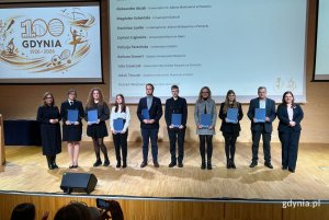 Stypendystki i stypendyści wraz z prezydent Gdyni Aleksandrą Kosiorek i wiceprezydentką Gdyni Oktawią Gorzeńską (fot. Magdalena Starnawska)