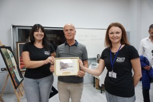 Grupa osób z obrazem 