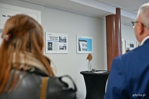 Uczestnicy wernisażu przyglądający się wystawie &bdquo;Gdynia Miasto Modernizmu&rdquo; 