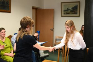 Nastolatka składa gratulacje innej nastolatce