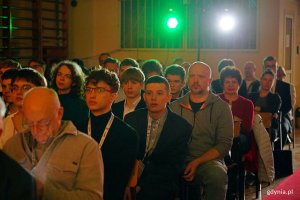 Uczestnicy olimpiady zgromadzeni w auli podczas gali finałowej XLIX Og&oacute;lnopolskiej Olimpiady Wiedzy Elektrycznej i Elektronicznej 