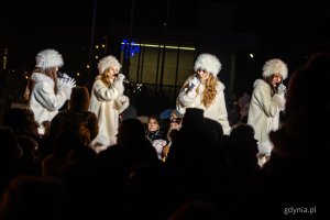Występy wokalistów z Młodzieżowego Domu Kultury w Gdyni podczas gdyńskich mikołajek na placu Grunwaldzkim (fot. Kamil Złoch)