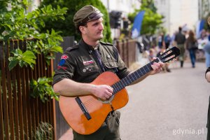 Harcerz z gitarą w trakcie święta ulicy Focha