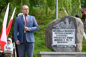 Wicewojewoda pomorski Emil Rojek przemawiający podczas uroczystości z okazji Święta Narodowego Trzeciego Maja