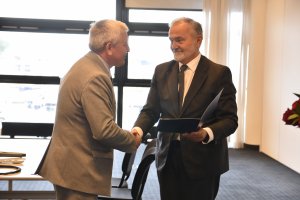 Prezydent Gdyni gratuluje Markowi Ambrosiewiczowi i dziękuje za wiele lat pracy // fot. Sławomir Okoń
