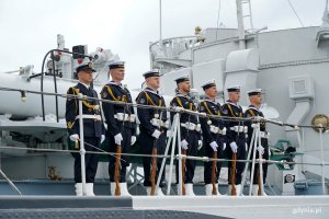 Kompania Reprezentacyjna Marynarki Wojennej podczas uroczystości przekazania obowiązk&oacute;w dow&oacute;dcy COM - DKM (fot. Magdalena Czernek) 