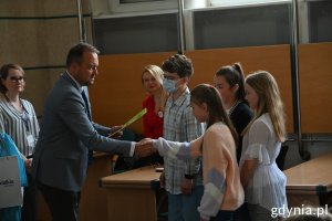 Wiceprezydent Gdyni Marek Łucyk wręcza nagrody Strażnikom Energii