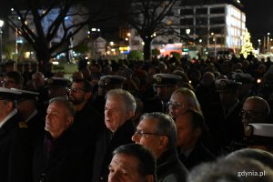 Uroczystości przed pomnikiem Ofiar Grudnia '70 na placu Wolnej Polski.  Fot. Michał Puszczewicz