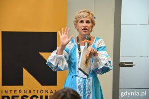 Alla Hutson w tradycyjnej ukraińskiej sukience, która tłumaczyła wystąpienia na język ukraiński