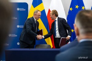 Polsko-szwedzkie rządowe konsultacje w Gdyni. Podpisanie um&oacute;w dotyczących programu Orka (fot. Kamil Złoch)