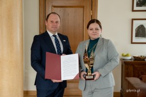 Sejm RP upamiętnił 100-lecie nadania praw miejskich Gdyni. Poseł Rafał Siemaszko złożył uchwałę w tej sprawie na ręce prezydent Gdyni Aleksandry Kosiorek