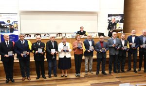 Grupa mężczyn i dwie kobiety na scenie