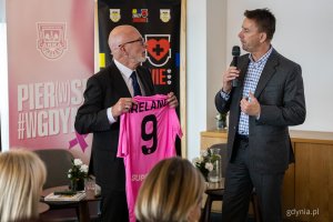 Doktor Robin Ireland i Marcin Gruchała. Konferencja European Healthy Stadia Network zorganizowana przez Arkę Gdynia, Gdański Uniwersytet Medyczny i Gdyńskie Centrum Zdrowia (fot. Kamil Złoch)