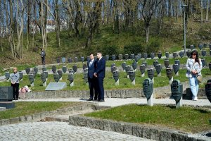 Mieszkańcy uczestniczący w uroczystości z okazji Dnia Pamięci Ofiar Zbrodni Katyńskiej na Cmentarzu Wojennym w Redłowie