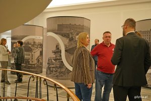 Radni Gdyni Beata Zastawna i Arkadiusz Dzierżyński podczas wernisażu wystawy &bdquo;Gdynia x 10&rdquo; 