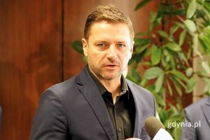 Wojciech Pertkiewicz, prezes zarządu Arki Gdynia, stojący przy mikrofonach