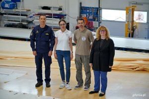 Od prawej: Joanna Leman &ndash; kierownik Referatu Wsp&oacute;łpracy z Zagranicą Urzędu Miasta Gdyni, Marcin Szostak &ndash; kierownik produkcji w Sail Service wraz z przedstawicielką firmy oraz kmdr ppor. Jakub Przygodzki &ndash; dow&oacute;dca okrętu szkolnego ORP &bdquo;Iskra&rdquo; podczas oficjalnego przekazania żagla stulecia Gdyni 
