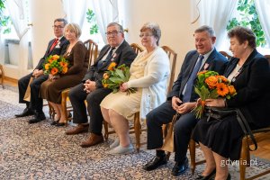 Pary jubilatów z kwiatami