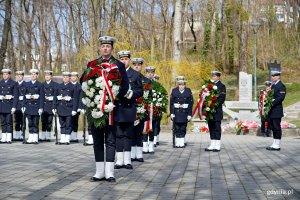 Marynarze z wieńcami podczas uroczystości z okazji Dnia Pamięci Ofiar Zbrodni Katyńskiej na Cmentarzu Wojennym w Redłowie