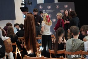Uczniowie II LO na auli podczas obchodów dni patrona