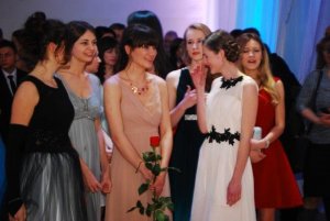 Archiwalne zdjęcia z balów studniówkowych organizowanych w budynku III LO w Gdyni, fot. archiwum szkolne