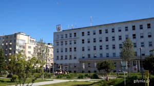 Budynek głównym Urzędu Miasta Gdyni i powiewające u góry flagi Pomorza, Gdyni, Polski i Unii Europejskiej