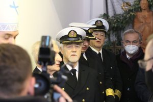 Prezydent Wojciech Szczurek (z tyłu na tle brązowej figurki) w towarzystwie byłych i obecnych rektorów Uniwersytetu Morskiego w Gdyni podczas odsłonięcia tablicy pamiątkowej z okazji stulecia Uniwersytetu Morskiego w kościele oo. Redemptorystów // fot. Martyna Kidoń-Olejarz