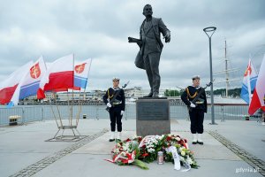 Posterunek honorowy przy pomniku inż. Tadeusza Wendy podczas uroczystości z okazji 162. rocznicy jego urodzin 