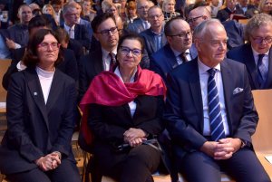 Uczestnicy Konwentu Gospodarczego Uczelni Fahrenheita. W pierwszym rzędzie (od lewej): Adriana Zaleska-Medynska - dyrektorka Uczelni Fahrenheita, Małgorzata Chmiel - posłanka na Sejm RP oraz dr Zbigniew Canowiecki - przewodniczący Konwentu Gospodarczego Uczelni Fahrenheita i prezydent Pracodawców Pomorza. W tle inne osoby biorące udział w spotkaniu // fot. Krzysztof Krzempek/Politechnika Gdańska