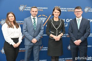 Na zdj. wiceprezydent Katarzyna Gruszecka-Spychała z ekipą Cook Communications na tle ścianki Forum Gospodarki Morskiej