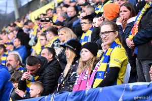 Kibice z różowymi akcentami podczas meczu Arki Gdynia z Pogonią Siedlce