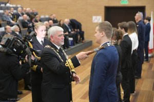 Rektor i student w trakcie uroczystości