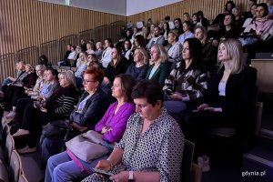 Ludzie w auli na widowni słuchający przemówienia