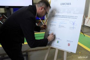  Podpis złożył m.in. Marek Łucyk, wiceprezydent Gdyni ds. rozwoju, fot. Jan Ziarnicki