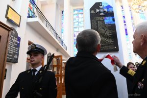 kadm. prof. dr hab. Tomasz Szubrycht - rektor-komendant Akademii Marynarki Wojennej w Gdyni (w środku) odsłania jedną z tablic upamiętniających absolwentów oficerskich szkół MW - kawalerów Orderu Virtuti Militari // fot. Krzysztof Miłosz/AMW