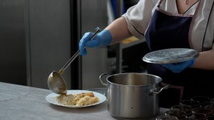 W jadłospisie SP nr 13 jest między innymi potrawka z kurczaka, ryż i sur&oacute;wka